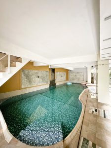 Read more about the article Pilihan Homestay Jogja 3 Kamar Private Pool: Villa Albinna HomiQ Dekat Mini Zoo