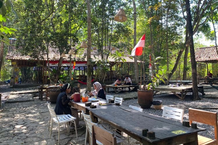 suasana makan sore di kandang ingkung